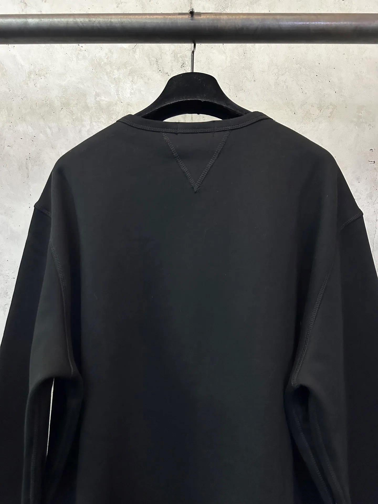 P330 Ralph Lauren logo embroidered sweatshirt. Customized cloud-like honey cotton fleece sweatshirt material. It feels delicate and comfortable against the skin. It is mainly made of deep black and is decorated with exquisite white pony logo. It is highly recognizable. Customized hardware. Thread. Accessories. Matching. Same style for men and women. -Color: Black White Blue Gray -Size: S M L XL